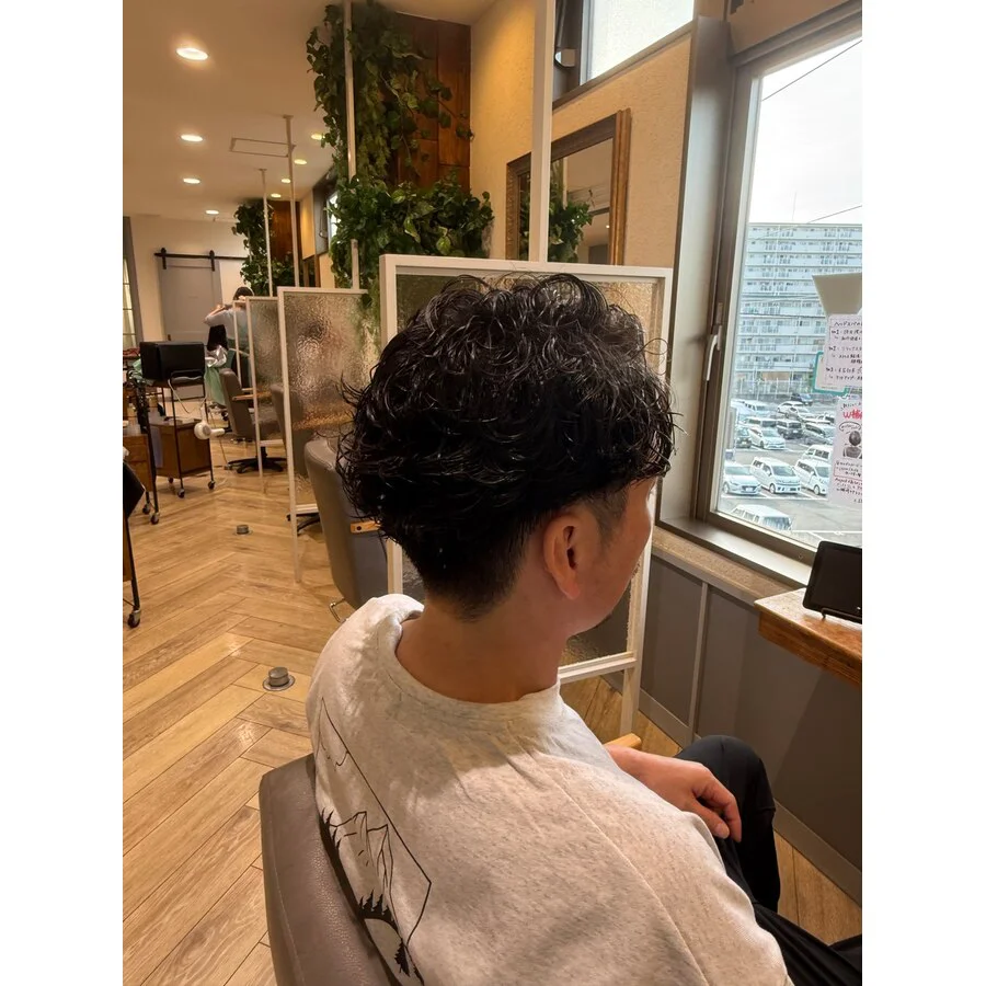 無造作な動きが魅力のルーズパーマ